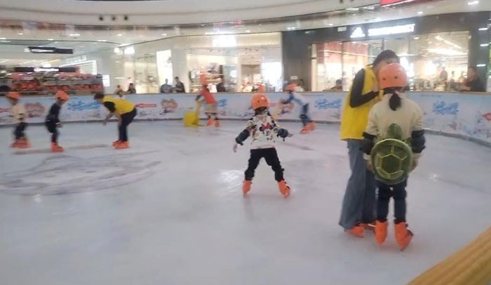 莆田萬達廣場中庭滑冰場